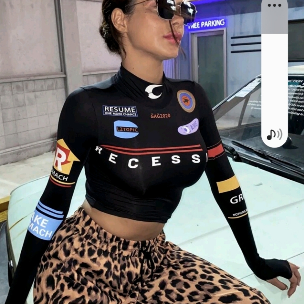 Graphic cropped tee